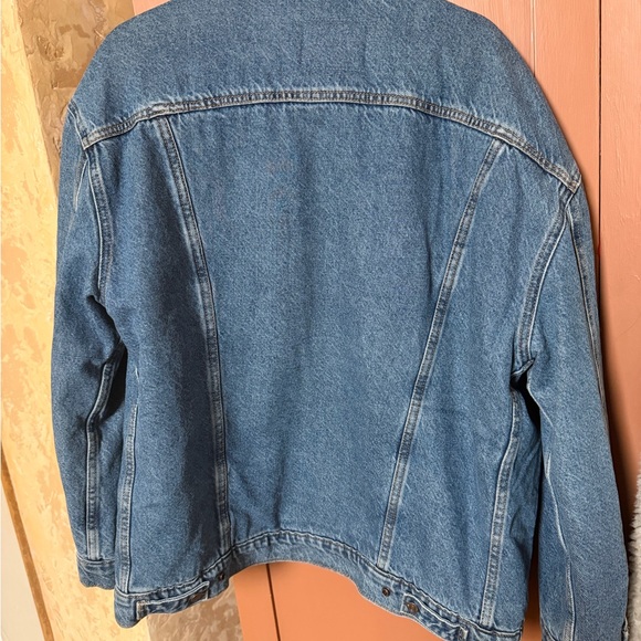 Levi's Classic Blue Denim Jacket with Sherpa Lining - Picture 3 of 3